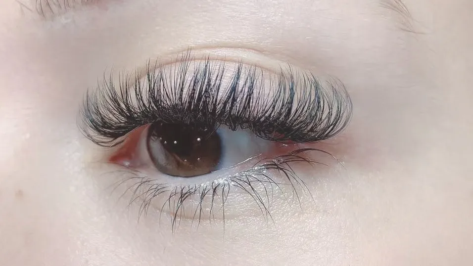 A 3D Hybrid set, single extensions mixed with three-extension fans