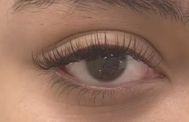 A Classic set, one extension on each natural lash